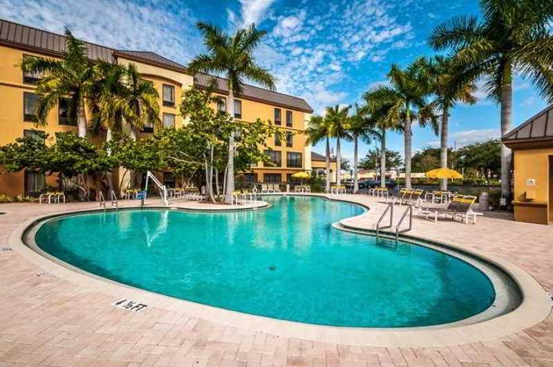 Holiday Inn - St. Petersburg West By Ihg Exterior photo